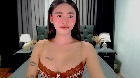 jhuliana_and_charles_room online show from May 19, 11:33 pm