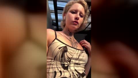 jigglipuff_ online show from February 10, 2:37 am