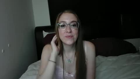 Snapshot of jilliangiselle chatting on March 3, 5:24 am jilliangiselle online show from March 3, 5:24 am