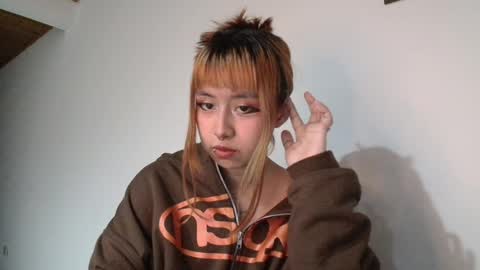 Snapshot of jinxxx_08 chatting on December 4, 2:21 am Minaa online show from December 4, 2:21 am