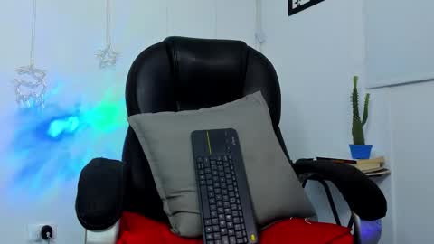 Snapshot of jmortton chatting on December 14, 12:49 am IGJmortton online show from December 14, 12:49 am