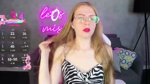 Snapshot of joann_shermann chatting on June 19, 1:10 am joann_shermann online show from June 19, 1:10 am