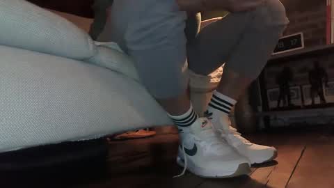 Snapshot of jobbeduval chatting on January 27, 5:15 pm GUILLAUME feet and socks online show from January 27, 5:15 pm