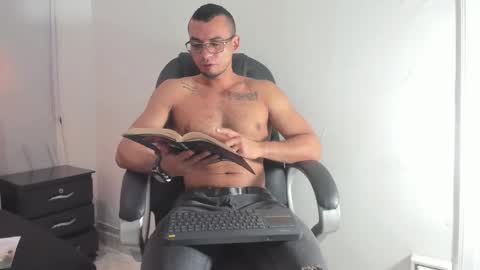 Snapshot of johan_miller1 chatting on November 22, 1:21 pm johan online show from November 22, 1:21 pm