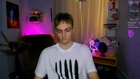 Snapshot of john_lik chatting on April 15, 12:23 pm John online show from April 15, 12:23 pm