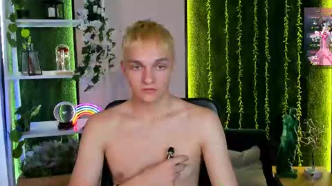 Snapshot of john_lik chatting on June 25, 7:18 pm John online show from June 25, 7:18 pm