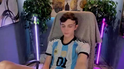 Snapshot of john_weasley chatting on December 3, 1:53 pm John online show from December 3, 1:53 pm