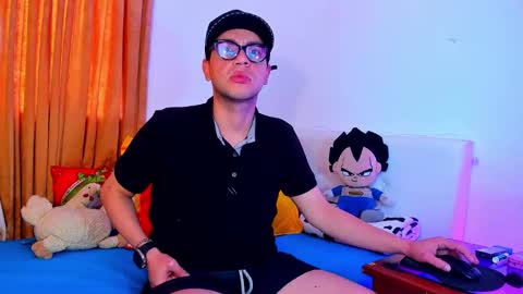 Snapshot of john_white69 chatting on December 18, 6:36 pm John online show from December 18, 6:36 pm