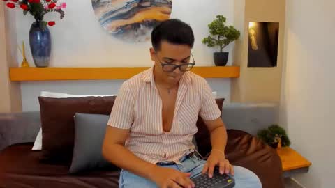 Snapshot of johnbelrose chatting on October 13, 6:52 pm johnbelrose online show from October 13, 6:52 pm