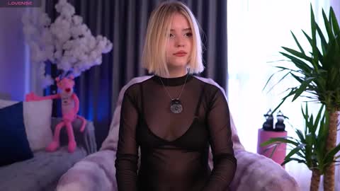 Snapshot of joice_queen chatting on December 1, 8:41 am Paula online show from December 1, 8:41 am