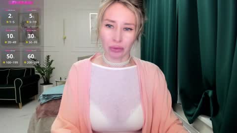 Jolie Ozolla online show from December 8, 3:56 pm