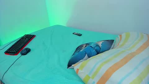 Snapshot of jordan_di31 chatting on December 19, 4:02 pm Jordn follow me on my soyjordanditri model account online show from December 19, 4:02 pm