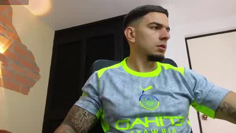 josh_miller01 online show from June 18, 1:26 pm