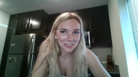 Snapshot of josiexmae chatting on June 23, 11:25 pm Josie Mae online show from June 23, 11:25 pm