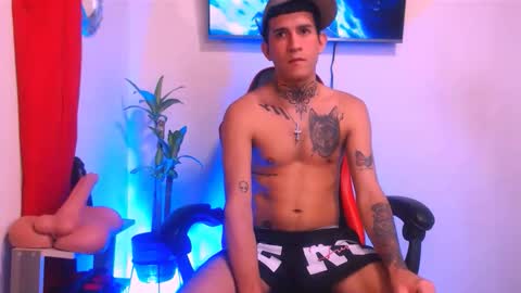 josue_linares online show from May 14, 7:59 am