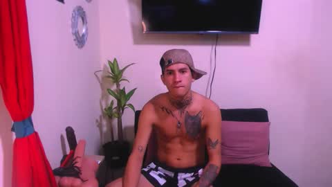 josue_linares online show from May 17, 1:47 am