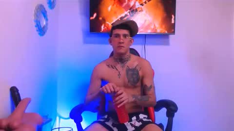 josue_linares online show from May 17, 7:10 pm