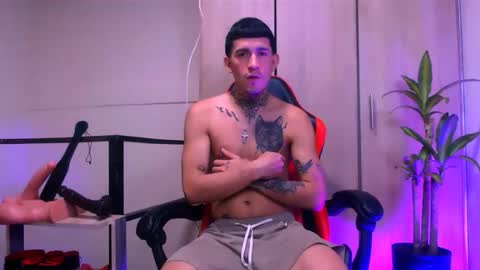 josue_linares online show from May 27, 9:17 am