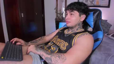 juan_alvarez18 online show from November 20, 5:12 pm