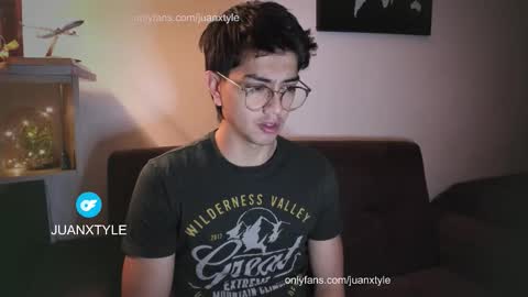 Snapshot of juancamroom chatting on October 15, 4:18 pm . online show from October 15, 4:18 pm