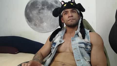 Snapshot of juanes_aristi chatting on October 13, 11:27 pm Juanes online show from October 13, 11:27 pm