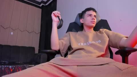 Snapshot of juansixx_ chatting on December 17, 8:15 pm Juan online show from December 17, 8:15 pm