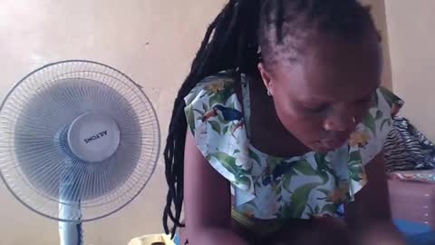 Snapshot of juice_petite3 chatting on February 21, 1:00 pm juice_petite3 online show from February 21, 1:00 pm