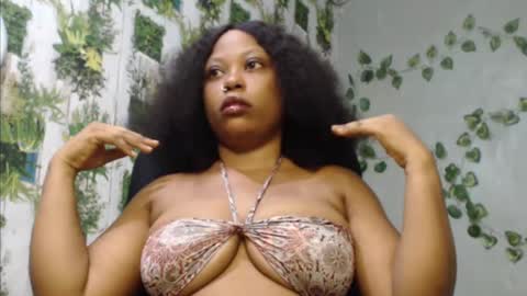 Snapshot of juicy_gold22 chatting on December 12, 10:56 am Mariagold online show from December 12, 10:56 am