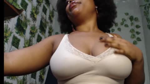 Snapshot of juicy_gold22 chatting on February 8, 6:33 am Mariagold online show from February 8, 6:33 am