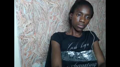 Snapshot of juicyberryx chatting on February 6, 3:27 am queen online show from February 6, 3:27 am