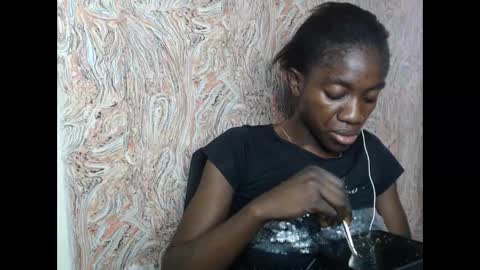 Snapshot of juicyberryx chatting on February 6, 9:32 am queen online show from February 6, 9:32 am