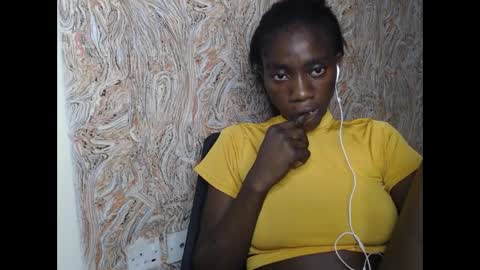 Snapshot of juicyberryx chatting on February 8, 12:28 am queen online show from February 8, 12:28 am