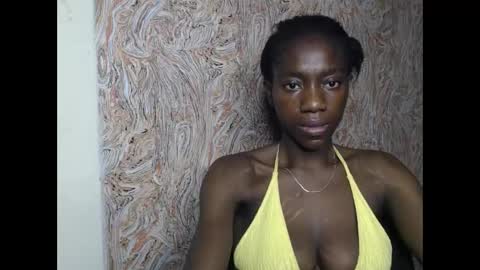 Snapshot of juicyberryx chatting on February 9, 1:44 am queen online show from February 9, 1:44 am