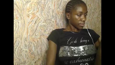 Snapshot of juicyberryx chatting on February 18, 7:52 pm queen online show from February 18, 7:52 pm
