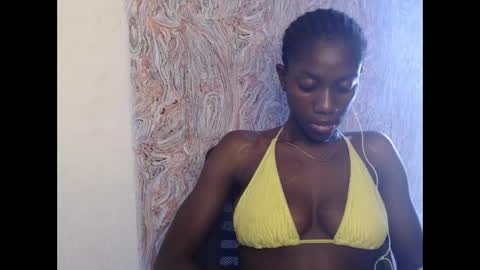 Snapshot of juicyberryx chatting on February 21, 11:55 am queen online show from February 21, 11:55 am