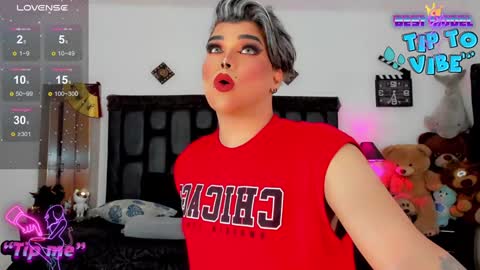 Snapshot of jujubee_lander chatting on December 4, 3:43 pm Jujubee online show from December 4, 3:43 pm