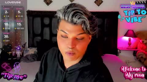 Snapshot of jujubee_lander chatting on December 6, 4:49 pm Jujubee online show from December 6, 4:49 pm
