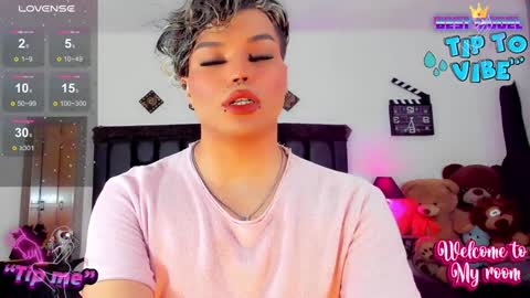 Snapshot of jujubee_lander chatting on December 12, 5:37 pm Jujubee online show from December 12, 5:37 pm