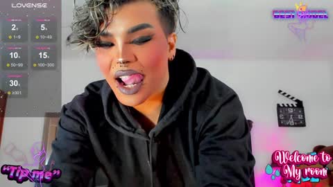 Snapshot of jujubee_lander chatting on December 22, 4:17 pm Jujubee online show from December 22, 4:17 pm