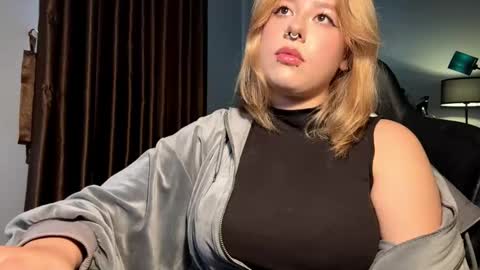 Snapshot of julenecappel chatting on March 1, 8:27 am Elvia online show from March 1, 8:27 am