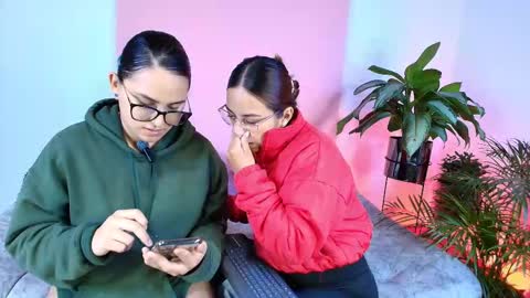 Jules and Gia online show from December 5, 7:10 pm