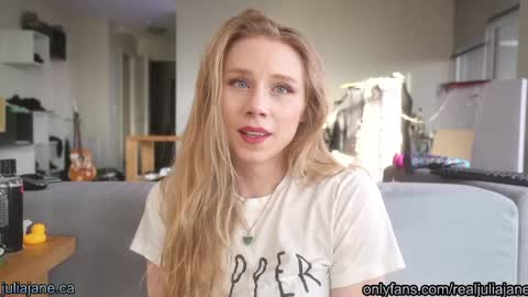 Snapshot of julia_jane chatting on April 4, 12:53 am Julia Jane online show from April 4, 12:53 am