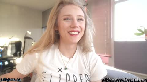 Snapshot of julia_jane chatting on April 7, 1:06 am Julia Jane online show from April 7, 1:06 am