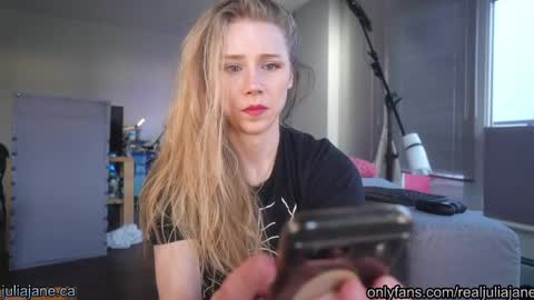 Snapshot of julia_jane chatting on April 8, 2:00 am Julia Jane online show from April 8, 2:00 am