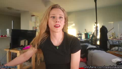 Snapshot of julia_jane chatting on May 6, 2:08 am Julia Jane online show from May 6, 2:08 am