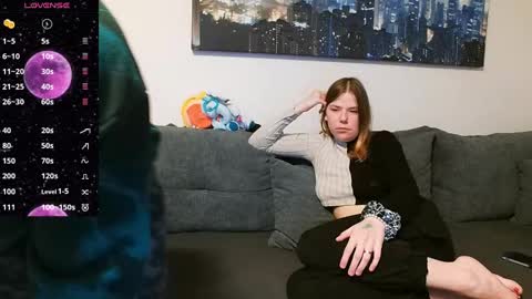 julia_official online show from March 8, 7:53 pm