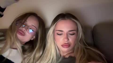 Julia R Le online show from November 24, 11:04 pm