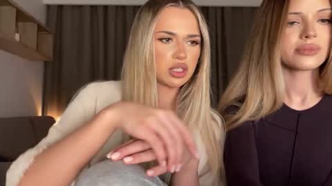 Julia R Le online show from November 25, 7:58 pm