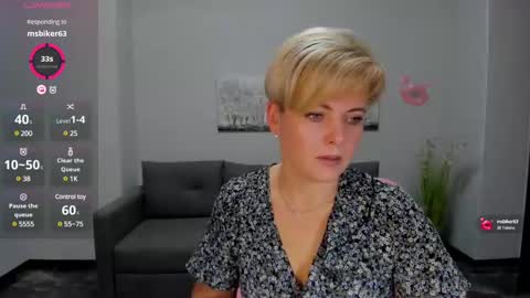Snapshot of julia_wilsons chatting on December 7, 6:32 am Julia online show from December 7, 6:32 am