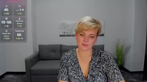 Snapshot of julia_wilsons chatting on December 7, 9:39 am Julia online show from December 7, 9:39 am